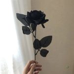 Fleur artificielle rose gothique, touche mystérieuse