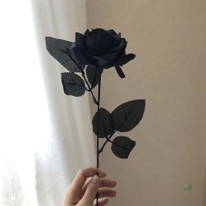 Fleur artificielle rose gothique, touche mystérieuse