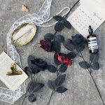 Roses artificielles noires, style romantique et sombre