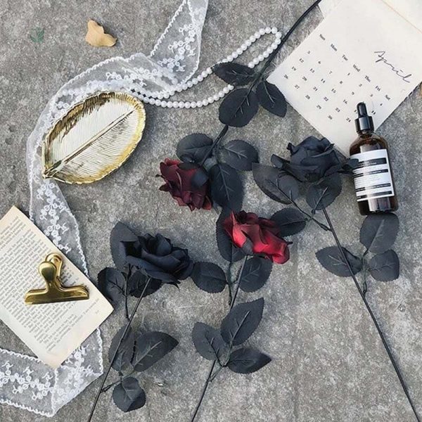 Roses artificielles noires, style romantique et sombre