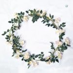 Roses multicolores artificielles pour embellir un espace