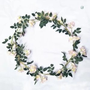 Roses multicolores artificielles pour embellir un espace