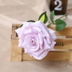 Rose synthétique colorée pour décoration festive