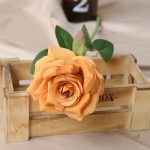 Rose synthétique élégante pour décoration intérieure