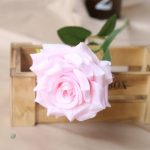 Rose décorative en tissu pour un look durable