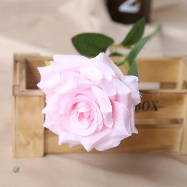 Rose décorative en tissu pour un look durable