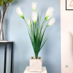 Roseau artificiel dans une grande plante décorative