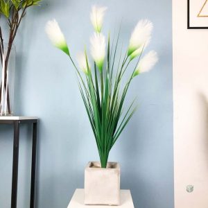 Roseau artificiel dans une grande plante décorative