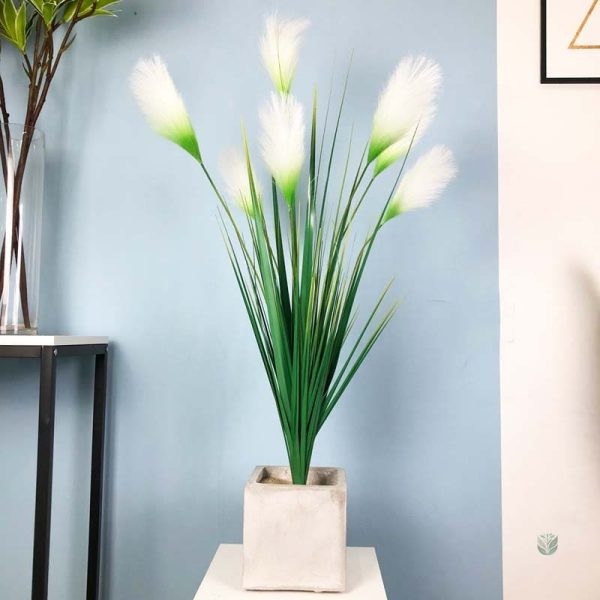 Roseau artificiel dans une grande plante décorative