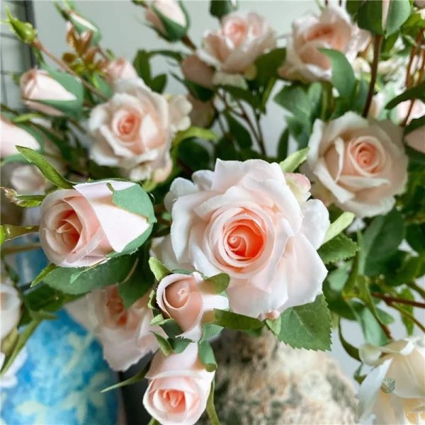 Roses en soie avec tige, parfaites pour les événements