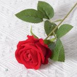 Arrangement floral avec roses en velours