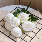 Arrangement de roses artificielles pour centre de table
