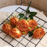 Roses artificielles colorées pour mariage moderne
