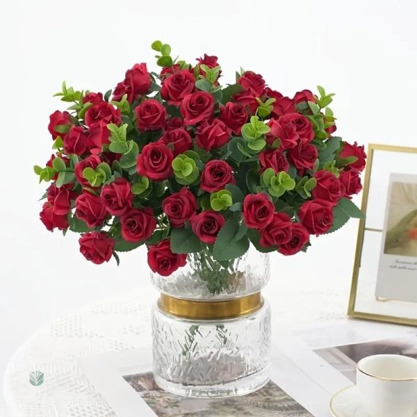 Arrangement floral avec roses synthétiques